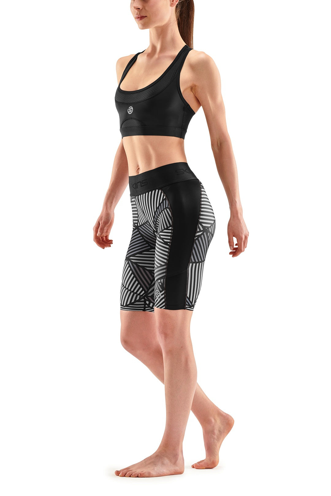 SKINS WOMEN'S COMPRESSION HALF TIGHTS 3-SERIES - BLACK ANGLE